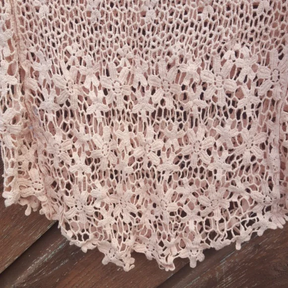 Cozy Casual Crochet top with Flowers - Picture 4 of 5